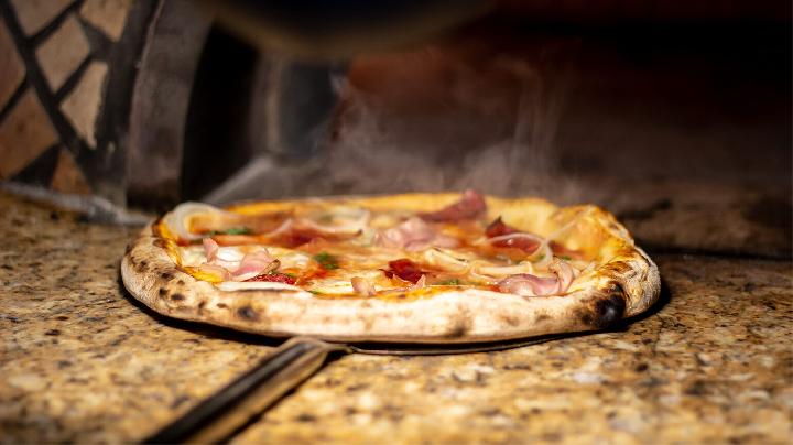 Menikmati Pizza Napolitana Dengan Oven Kayu Tradisional